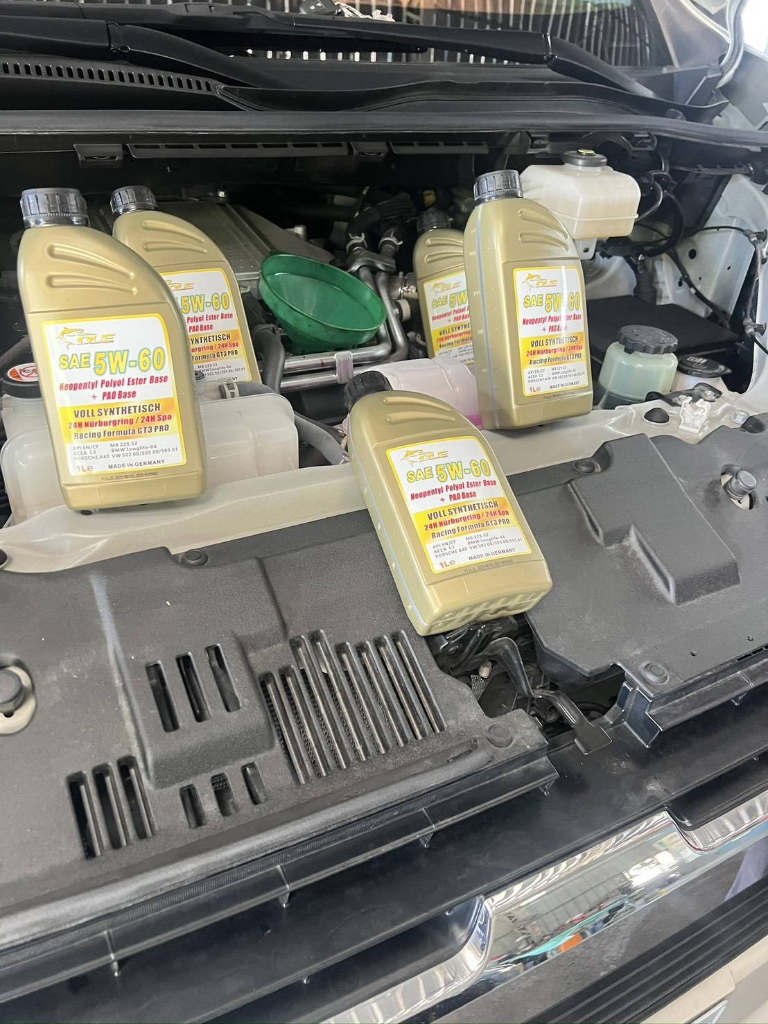 高雄周先生的Hiace在彬志汽車更換DLE 5W-60 24H GT3 PRO機油和I.G.A.T-G13水箱精