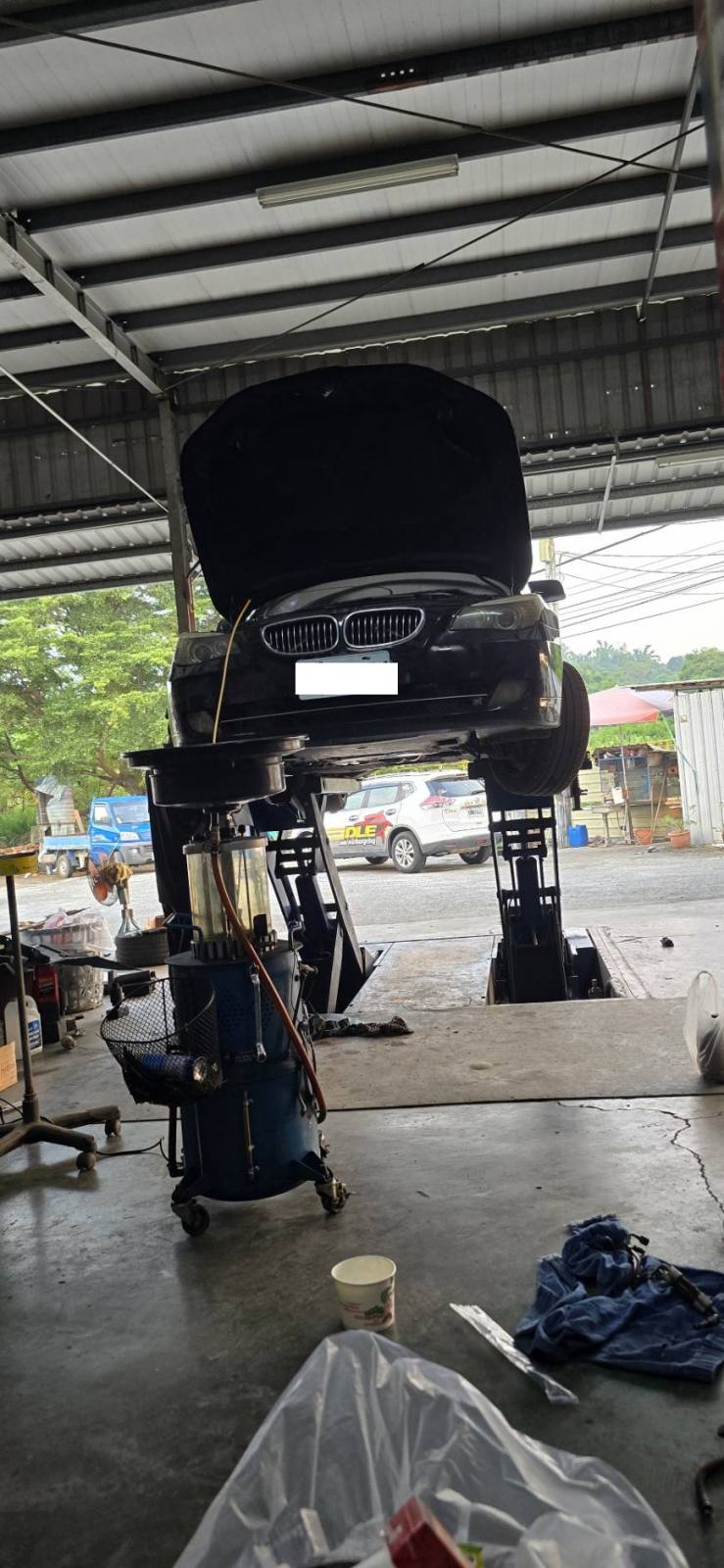 高雄義利汽車林老闆幫客戶BMW 535i更換IGAT-ZHMS全合成液壓油